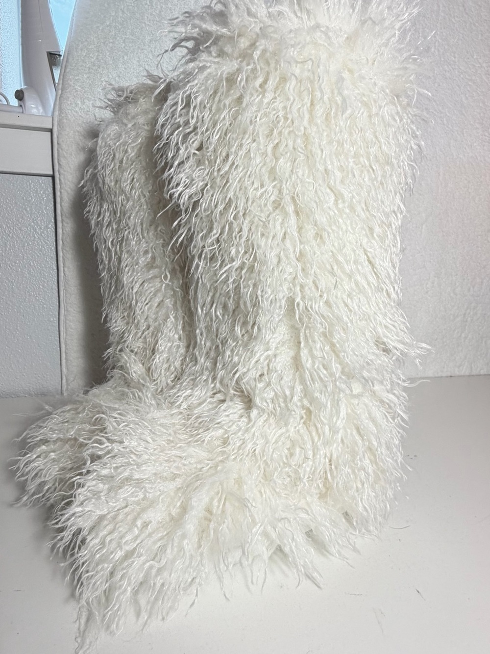 White Shaggy Faux Fur Knee High Costume Boots Womens 8 Yeti style soft fluffy